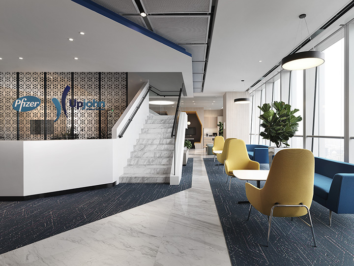 中西合璧混搭風輝瑞醫藥集團總部辦公室前臺裝修實景圖