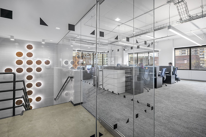 時尚靈動的財富商業雜志公司辦公室玻璃隔斷裝修設計方案