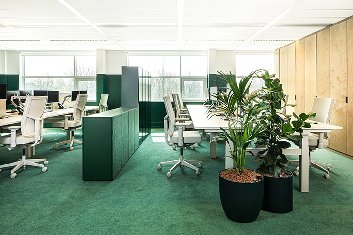 Aidsfonds如彩虹般絢爛的時尚辦公室敞開辦公區裝修設計方案