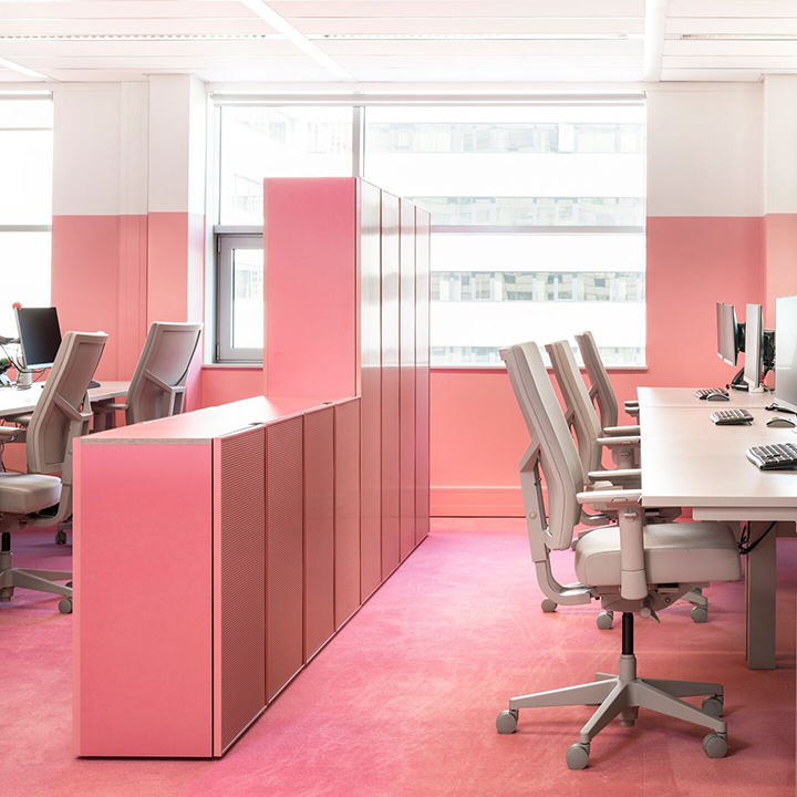 Aidsfonds如彩虹般絢爛的時尚辦公室裝修設計案例