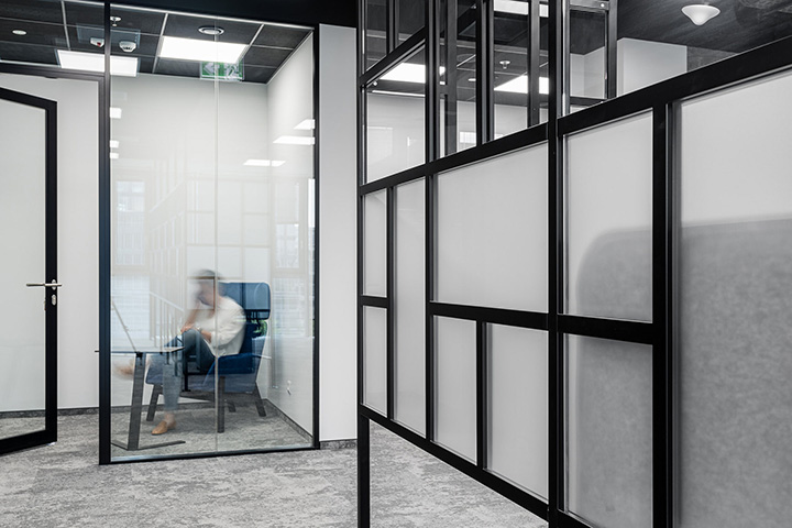 辦公司玻璃隔斷裝修-靈活度極高的開放式制造公司辦公室裝修設計方案 辦公司玻璃隔斷裝修-靈活度極高的開放式制造公司辦公室裝修設計方案