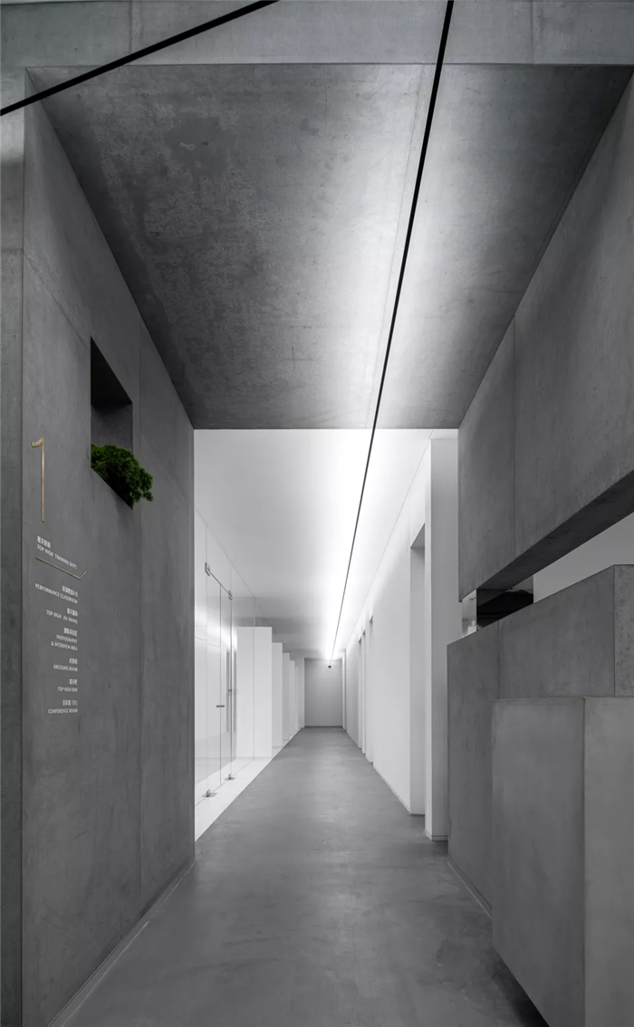 辦公樓走廊設計-超藝術的國內(nèi)知名經(jīng)紀影視公司辦公樓裝修設計方案 辦公樓走廊設計-超藝術的國內(nèi)知名經(jīng)紀影視公司辦公樓裝修設計方案