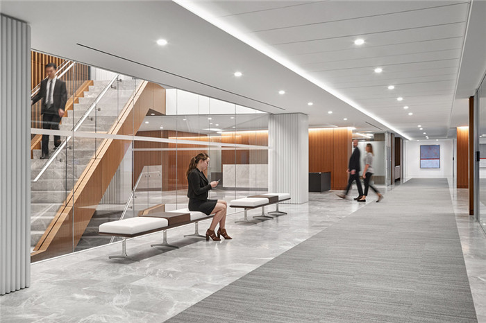 走廊裝修設計-現(xiàn)代極簡摩登風金融集團辦公大樓裝修改造設計方案