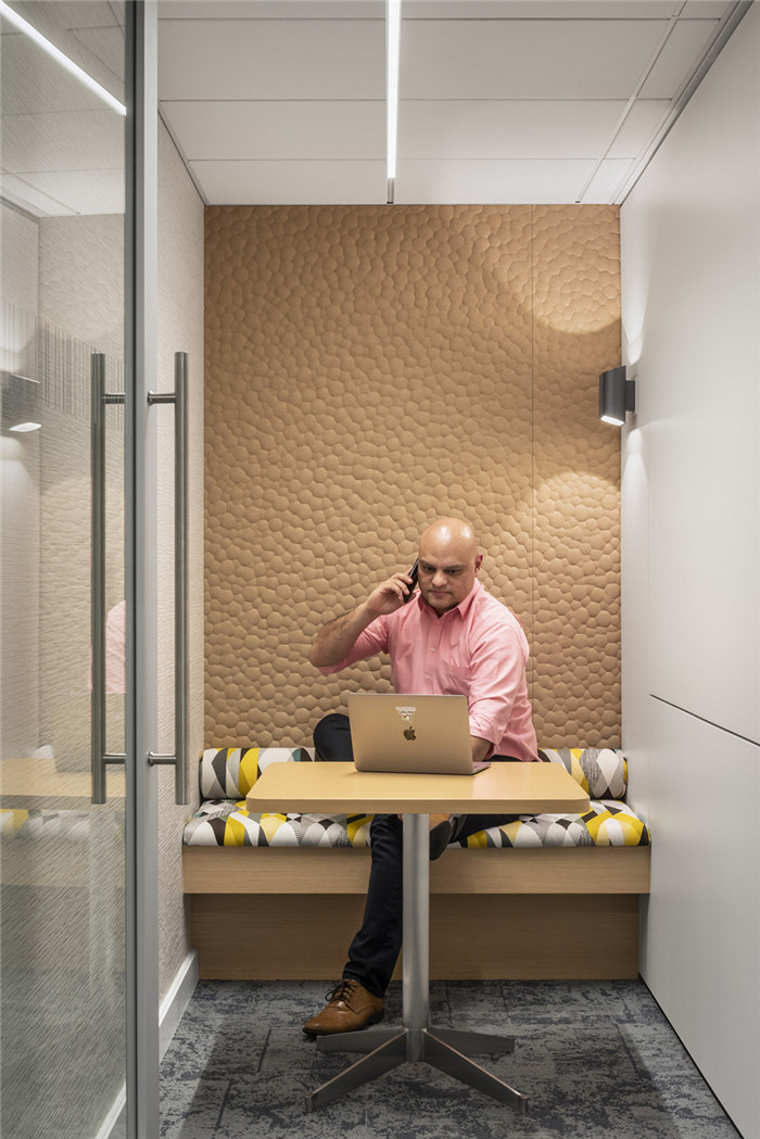 小型洽談室設計-鄭州金融辦公室裝修公司推薦FactSet金融辦公室裝修