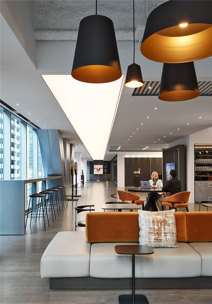 多元化工位裝修設計-如藝術畫廊般高品質房地產開發公司辦公樓裝修方案