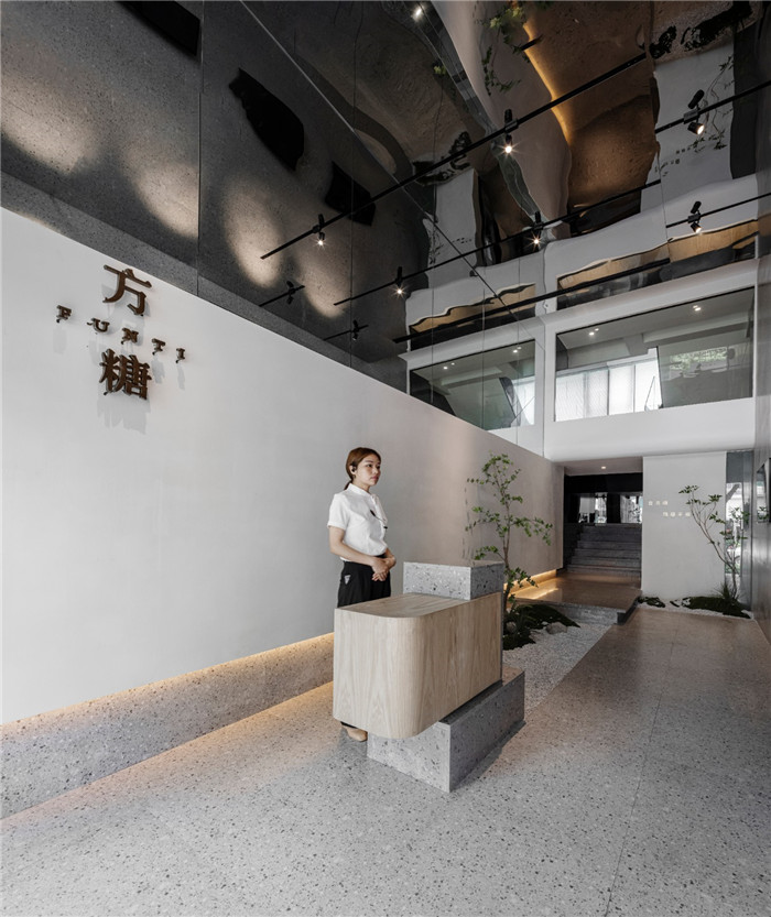 餐廳引導吧臺裝修設計-鄭州宏鈺堂分享綠色現代風港式茶餐廳裝修設計方案