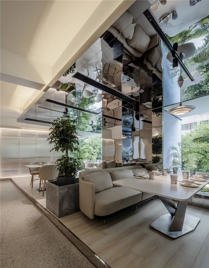 多人卡座區裝修設計-餐廳引導吧臺裝修設計-鄭州宏鈺堂分享綠色現代風港式茶餐廳裝修設計方案