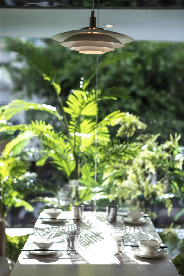 餐廳引導吧臺裝修設計-鄭州宏鈺堂分享綠色現代風港式茶餐廳裝修設計方案