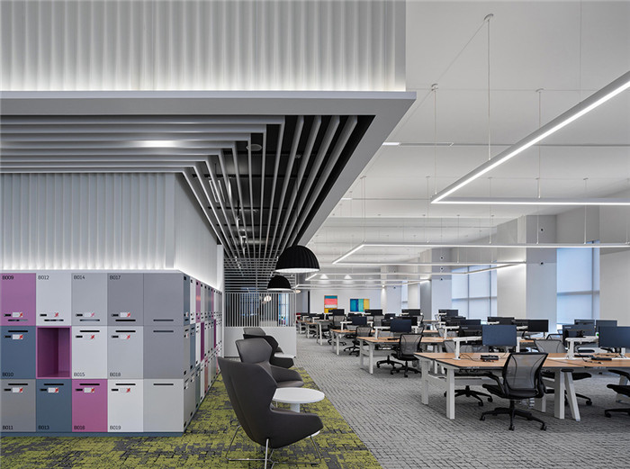 敞開辦公區裝修設計-現代大氣、靈動多元的恒生銀行辦公室裝修案例