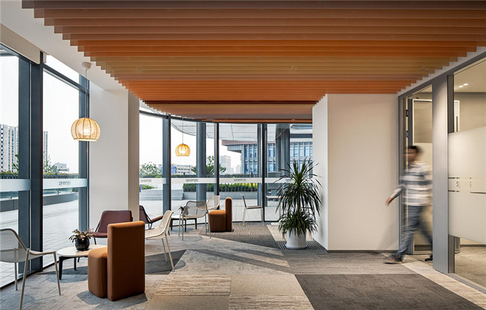 以芯片盒子為靈感的高科技企業(yè)總部辦公樓裝修方案 以芯片盒子為靈感的高科技企業(yè)總部辦公樓裝修方案