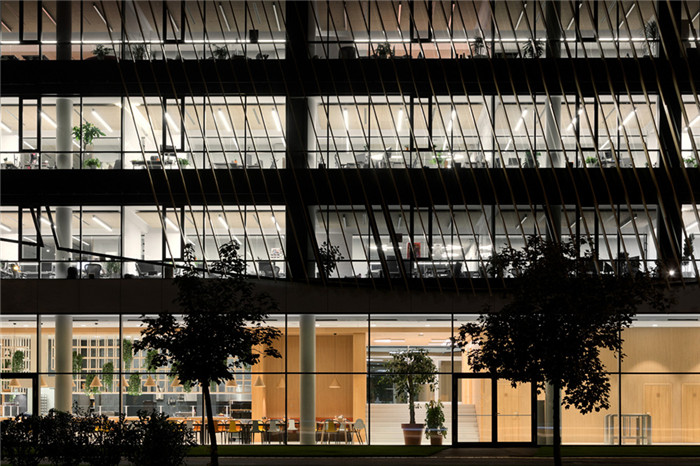 開放靈動的國外知名手游公司總部辦公樓裝修案例 開放靈動的國外知名手游公司總部辦公樓裝修案例