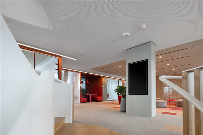 開放靈動的國外知名手游公司總部辦公樓裝修設計方案 開放靈動的國外知名手游公司總部辦公樓裝修設計方案