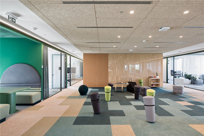 開放靈動的國外知名手游公司總部辦公樓裝修設計實景圖 開放靈動的國外知名手游公司總部辦公樓裝修設計實景圖