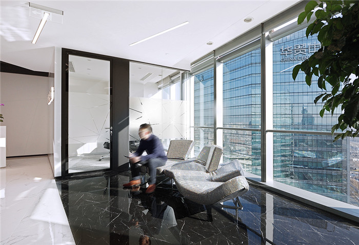 前臺休閑區裝修設計-650平黑白灰極簡風奢侈品公司辦公室裝修方案 前臺休閑區裝修設計-650平黑白灰極簡風奢侈品公司辦公室裝修方案