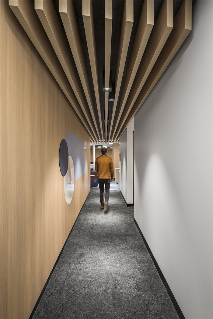 走廊裝修設計-鄭州辦公室裝修推薦沉穩大氣的Cara總部辦公室裝修 走廊裝修設計-鄭州辦公室裝修推薦沉穩大氣的Cara總部辦公室裝修