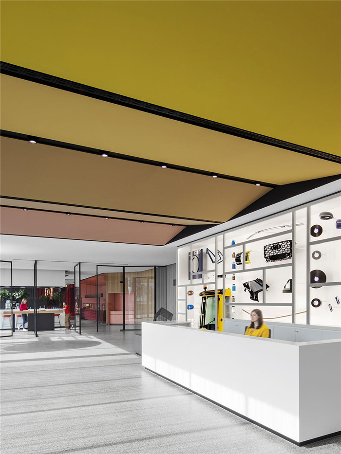 辦公樓大廳設(shè)計(jì)-鄭州宏鈺堂推薦色彩繽紛的涂料公司總部辦公樓裝修 辦公樓大廳設(shè)計(jì)-鄭州宏鈺堂推薦色彩繽紛的涂料公司總部辦公樓裝修