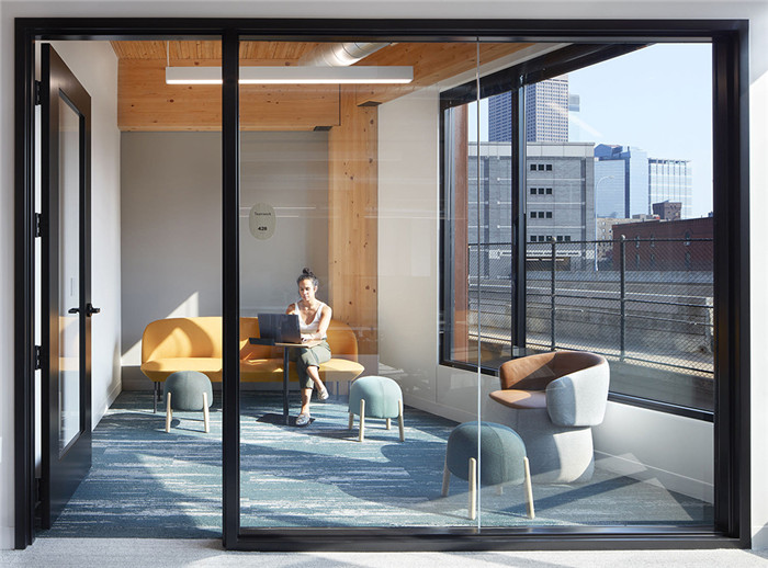 溫暖時尚的工業風食品制造集團總部辦公室裝修方案 溫暖時尚的工業風食品制造集團總部辦公室裝修方案